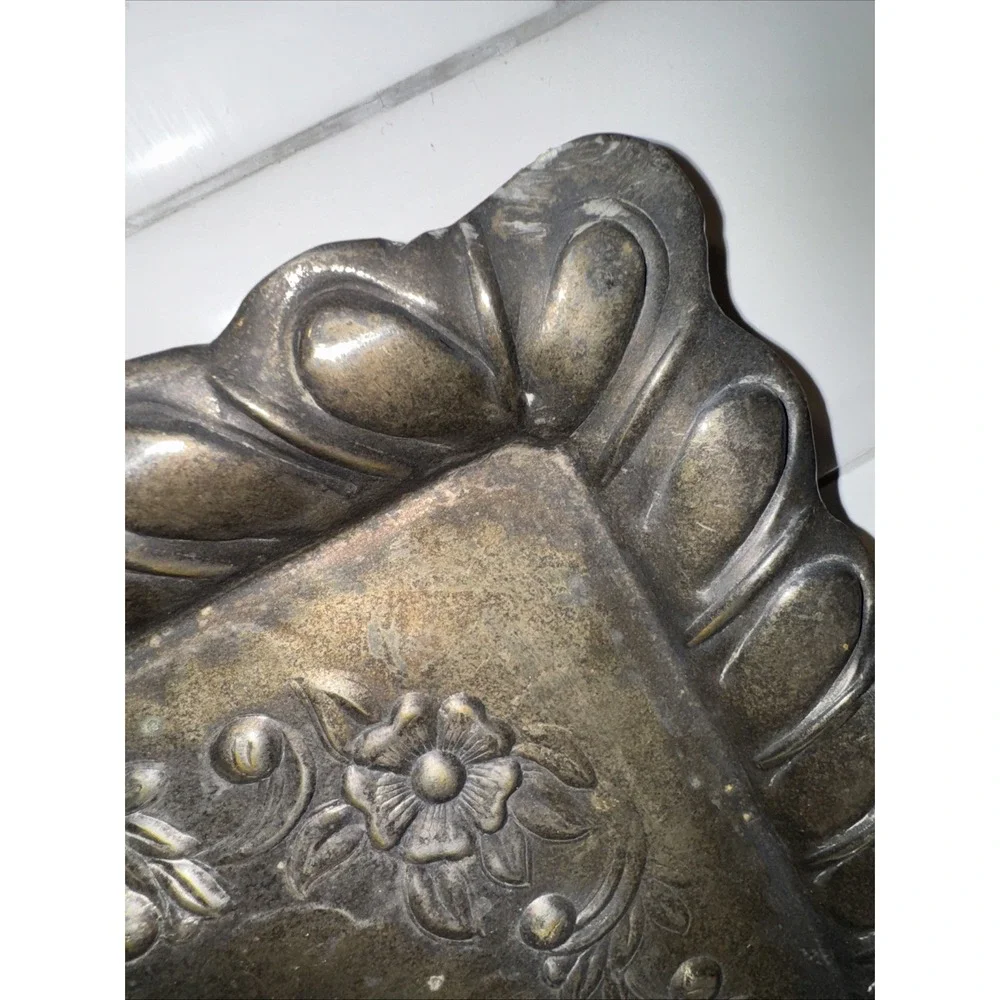 ANTIQUE SILVER PLATED - REYNOLDS ANGELS - EMBOSSED CARD‎ TRAY  1901, 11¾